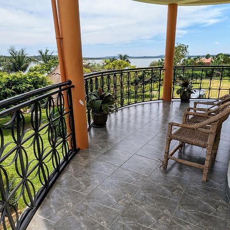 عنتيبي Oslo Gardens Bed & Breakfast المظهر الخارجي الصورة