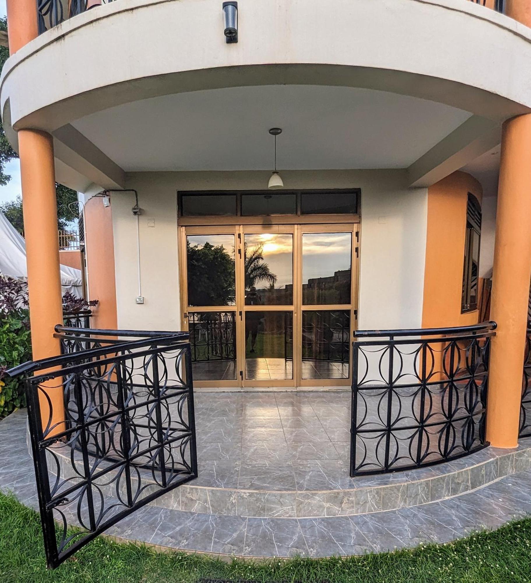عنتيبي Oslo Gardens Bed & Breakfast المظهر الخارجي الصورة