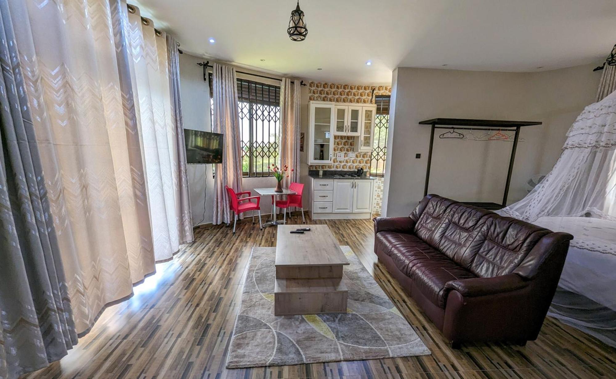 عنتيبي Oslo Gardens Bed & Breakfast المظهر الخارجي الصورة