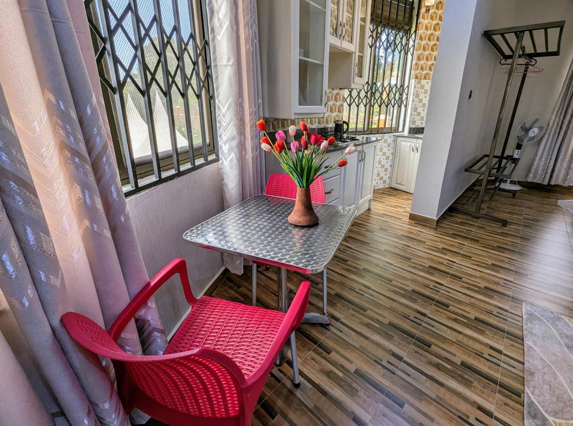 عنتيبي Oslo Gardens Bed & Breakfast المظهر الخارجي الصورة
